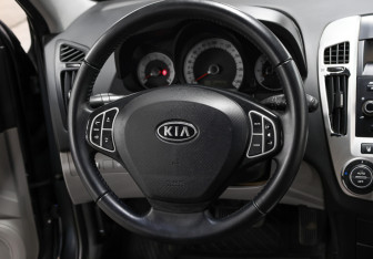 Подержанный автомобиль Kia Ceed Hatchback 2009 года (17 фото)