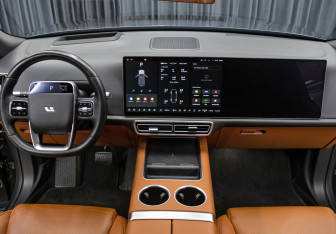 Подержанный автомобиль LiXiang L9 2023 года (16 фото)