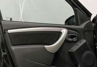 Подержанный автомобиль Nissan Terrano 2014 года (18 фото)