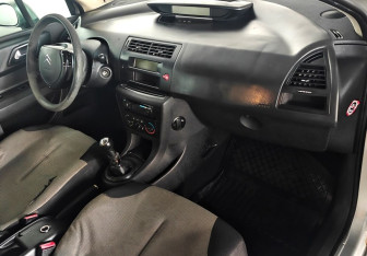 Подержанный автомобиль Citroen C4 Hatchback 2009 года (10 фото)