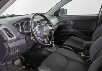 Подержанный автомобиль Mitsubishi Outlander 2010 года (10 фото)