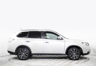Подержанный автомобиль Mitsubishi Outlander 2014 года (4 фото)