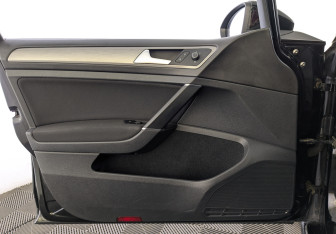 Подержанный автомобиль Volkswagen Golf Hatchback 2016 года (19 фото)