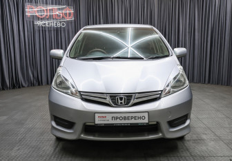 Подержанный автомобиль Honda Fit Shuttle 2012 года (2 фото)