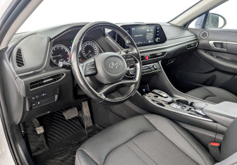 Подержанный автомобиль Hyundai Sonata 2020 года (16 фото)