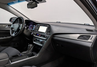 Подержанный автомобиль Hyundai Sonata 2018 года (13 фото)