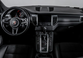 Подержанный автомобиль Porsche Macan 2018 года (12 фото)