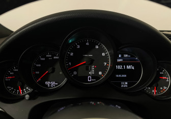 Подержанный автомобиль Porsche Cayenne 2015 года (11 фото)