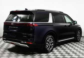 Подержанный автомобиль Kia Carnival 2021 года (3 фото)