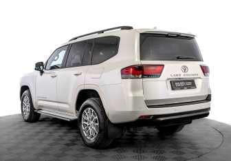 Подержанный автомобиль Toyota Land Cruiser Suv 2023 года (7 фото)