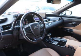 Подержанный автомобиль Lexus ES 2021 года (13 фото)