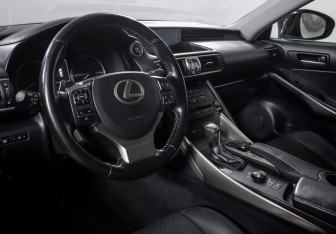 Подержанный автомобиль Lexus IS Sedan 2017 года (14 фото)