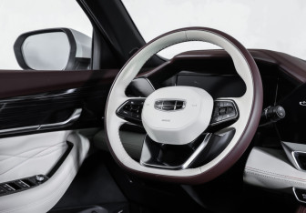 Подержанный автомобиль Geely Monjaro 2024 года (13 фото)