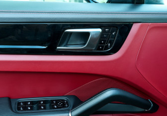 Подержанный автомобиль Porsche Cayenne 2020 года (29 фото)