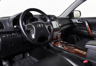 Подержанный автомобиль Toyota Highlander 2013 года (11 фото)