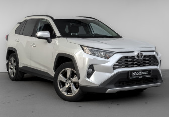 Подержанный автомобиль Toyota RAV4 2021 года (3 фото)