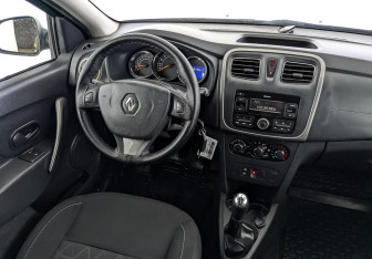 Подержанный автомобиль Renault Sandero 2017 года (26 фото)