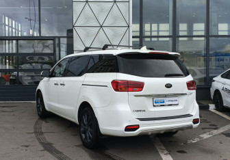 Подержанный автомобиль Kia Carnival 2018 года (7 фото)