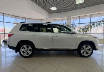 Подержанный автомобиль Toyota Highlander 2012 года (4 фото)