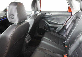 Подержанный автомобиль Volkswagen Jetta Sedan 2019 года (10 фото)