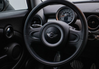 Подержанный автомобиль MINI Hatch 2009 года (15 фото)