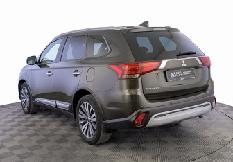 Подержанный автомобиль Mitsubishi Outlander 2021 года (7 фото)