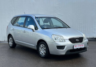 Подержанный автомобиль Kia Carens 2010 года (3 фото)