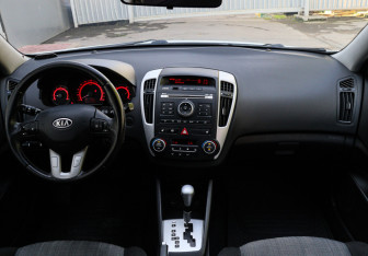 Подержанный автомобиль Kia Ceed Hatchback 2010 года (9 фото)