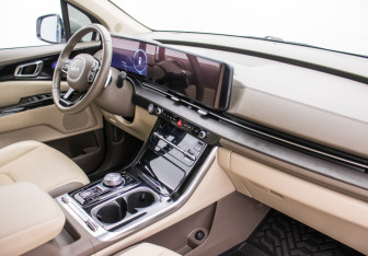 Подержанный автомобиль Kia Carnival 2022 года (10 фото)