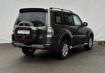Подержанный автомобиль Mitsubishi Pajero 2015 года (5 фото)