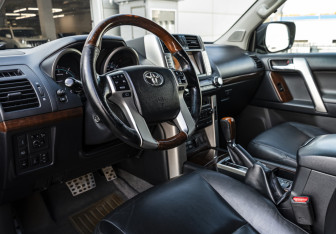 Подержанный автомобиль Toyota Land Cruiser Prado 2011 года (9 фото)