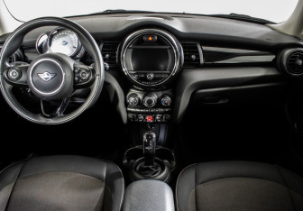 Подержанный автомобиль MINI Hatch 2020 года (11 фото)