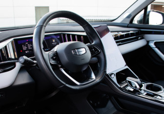 Подержанный автомобиль Geely Atlas 2024 года (8 фото)