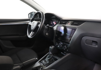 Подержанный автомобиль Skoda Octavia Liftback 2020 года (9 фото)