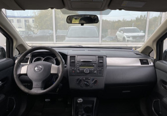 Подержанный автомобиль Nissan Tiida Hatchback 2010 года (10 фото)