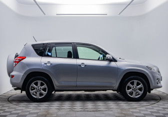 Подержанный автомобиль Toyota RAV4 2010 года (4 фото)