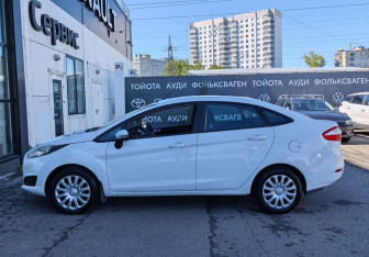 Подержанный автомобиль Ford Fiesta Sedan 2015 года (8 фото)