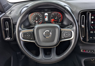 Подержанный автомобиль Volvo XC40 2021 года (21 фото)