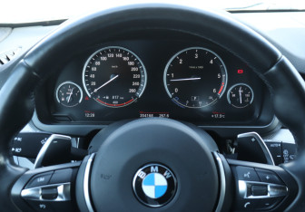 Подержанный автомобиль BMW X5 2015 года (11 фото)