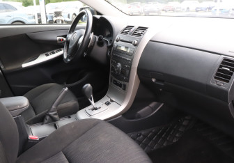 Подержанный автомобиль Toyota Corolla Sedan 2007 года (9 фото)