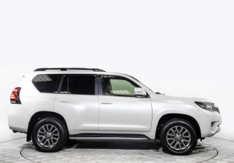 Подержанный автомобиль Toyota Land Cruiser Prado 2017 года (3 фото)