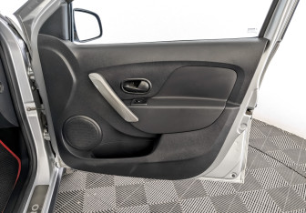 Подержанный автомобиль Renault Sandero 2021 года (24 фото)
