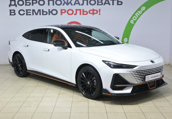 Подержанный автомобиль Changan UNI-V 2023 года (3 фото)