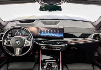 Подержанный автомобиль BMW X5 2023 года (14 фото)