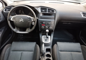 Подержанный автомобиль Citroen C4 Hatchback 2012 года (9 фото)