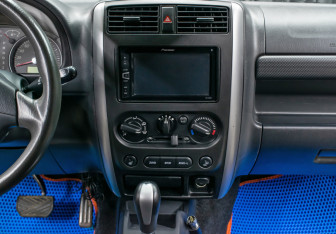 Подержанный автомобиль Suzuki Jimny 2012 года (15 фото)