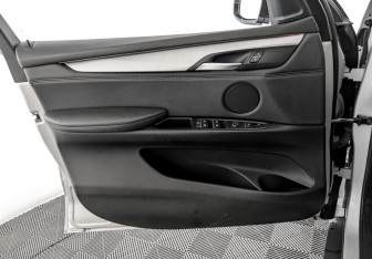 Подержанный автомобиль BMW X5 2015 года (19 фото)