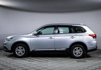 Подержанный автомобиль Mitsubishi Outlander 2019 года (8 фото)