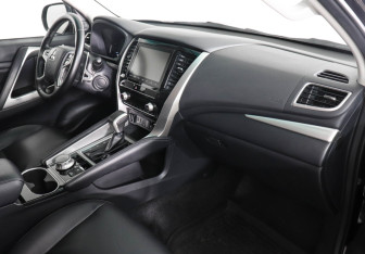 Подержанный автомобиль Mitsubishi Montero Sport 2022 года (12 фото)