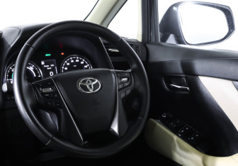 Подержанный автомобиль Toyota Alphard 2018 года (17 фото)